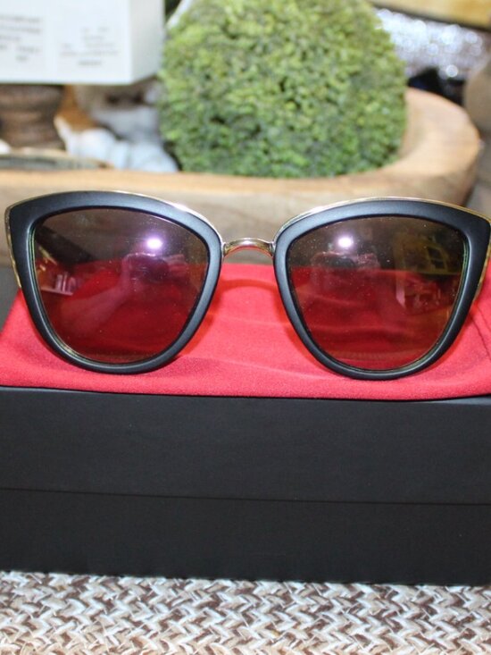 Accessories - NWT Women's Blk matt Cat eye sunglasses CUTE! RETRO!